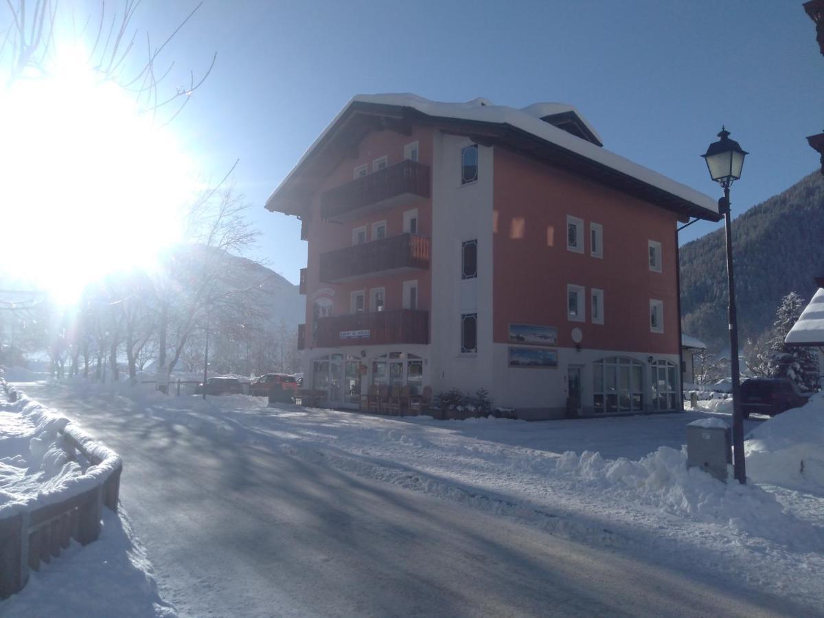 קאריזולו Hotel Garni Al Nardis מראה חיצוני תמונה