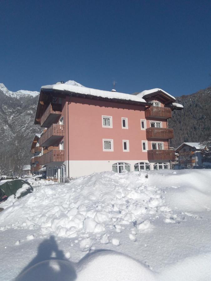 קאריזולו Hotel Garni Al Nardis מראה חיצוני תמונה