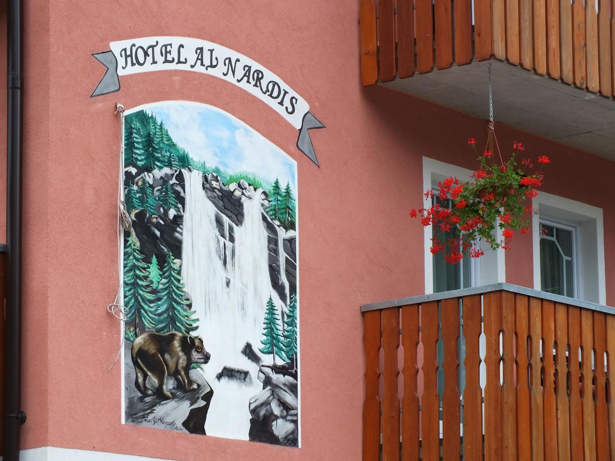 קאריזולו Hotel Garni Al Nardis מראה חיצוני תמונה