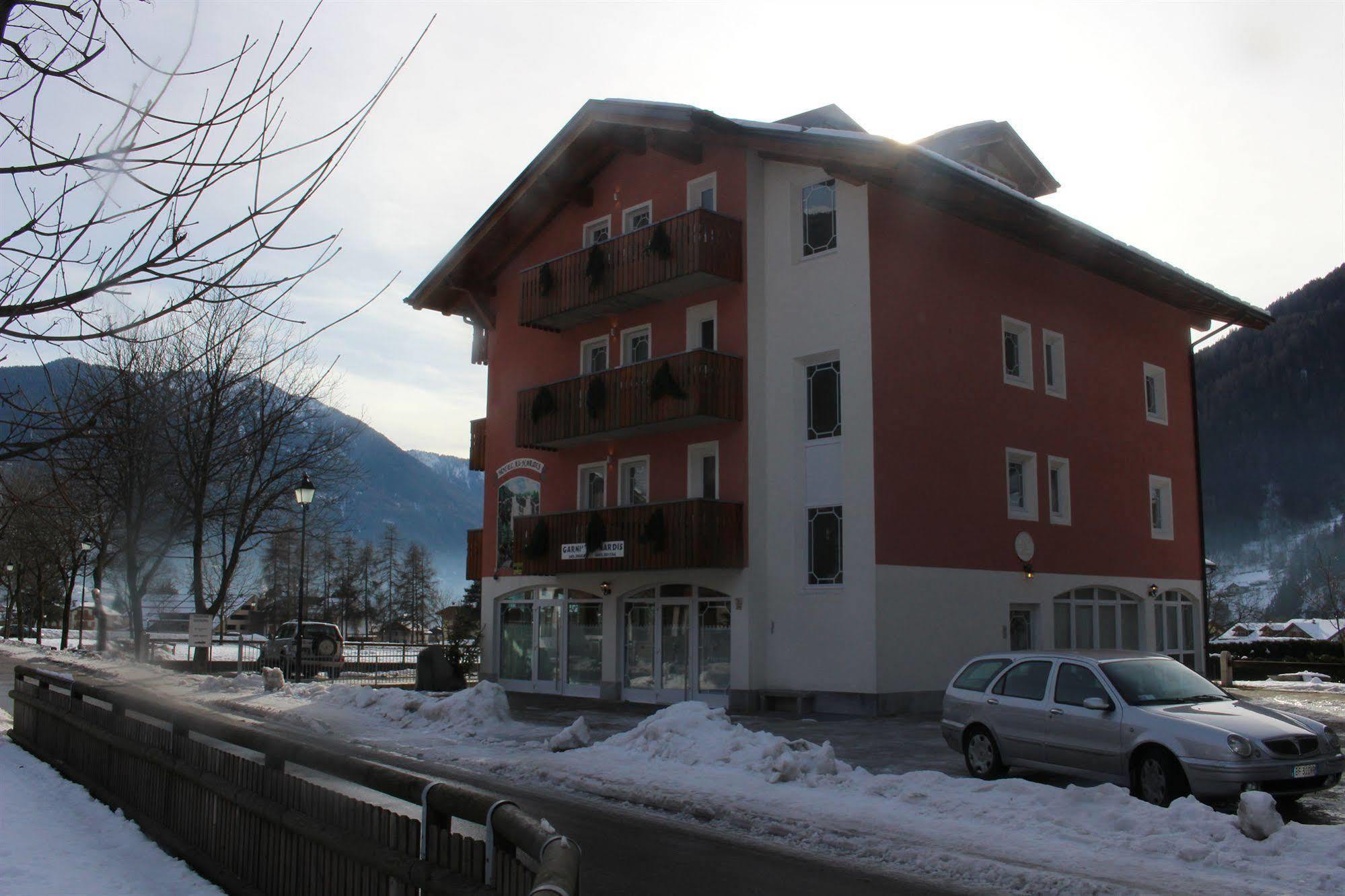 קאריזולו Hotel Garni Al Nardis מראה חיצוני תמונה