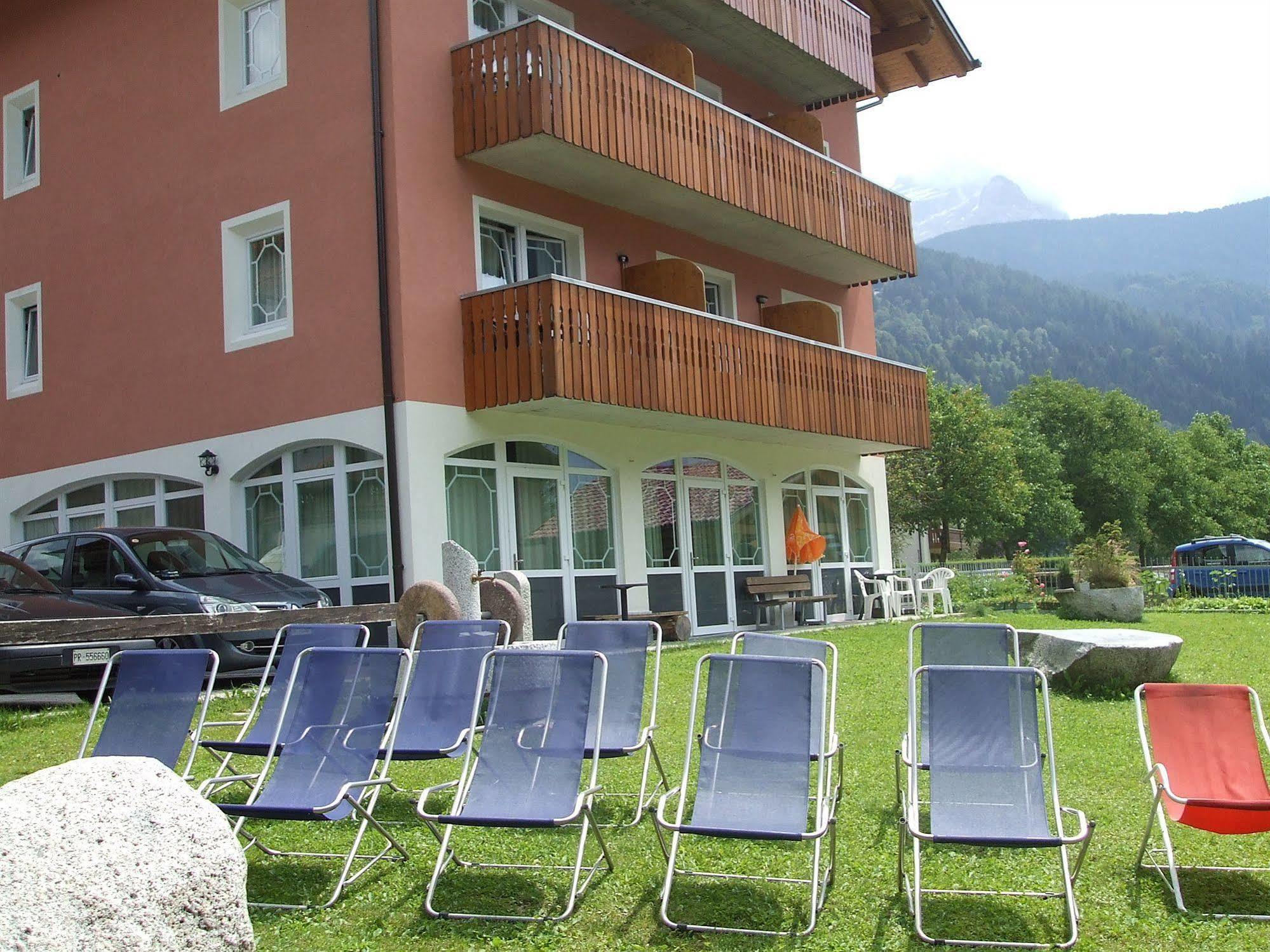 קאריזולו Hotel Garni Al Nardis מראה חיצוני תמונה